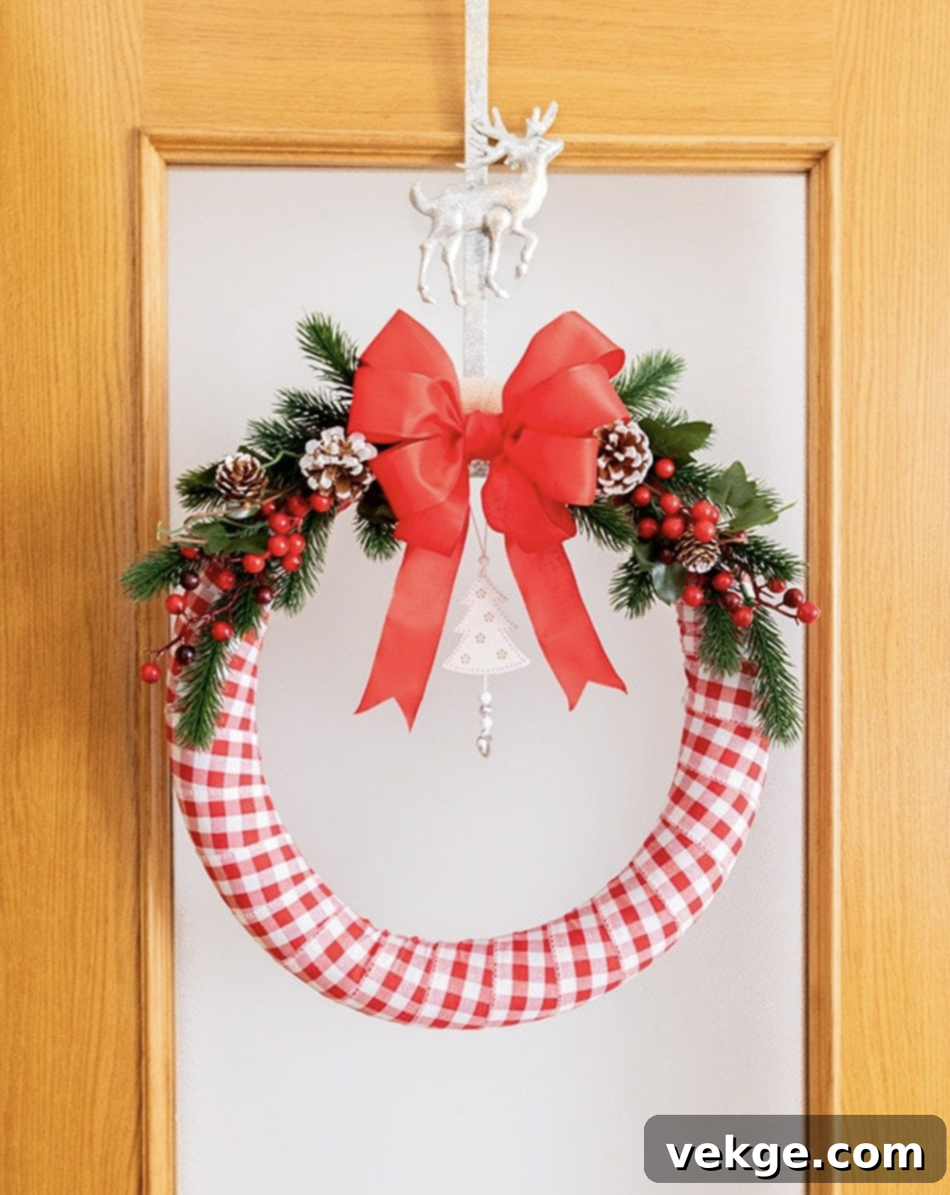 White_and_Red_Christmas_Wreath
