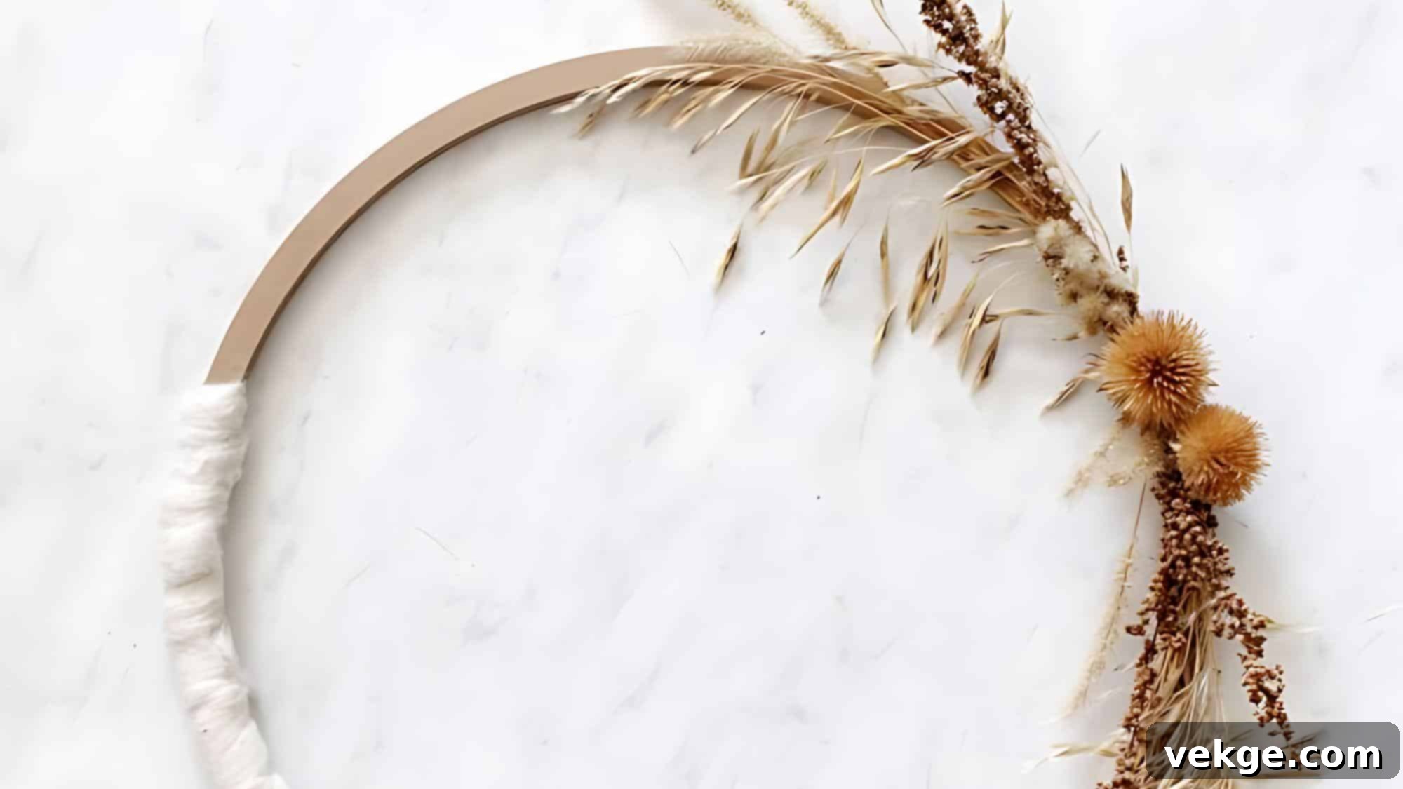 Minimalist_Dried_Grass_Wreath_Natures_Understated_Grace