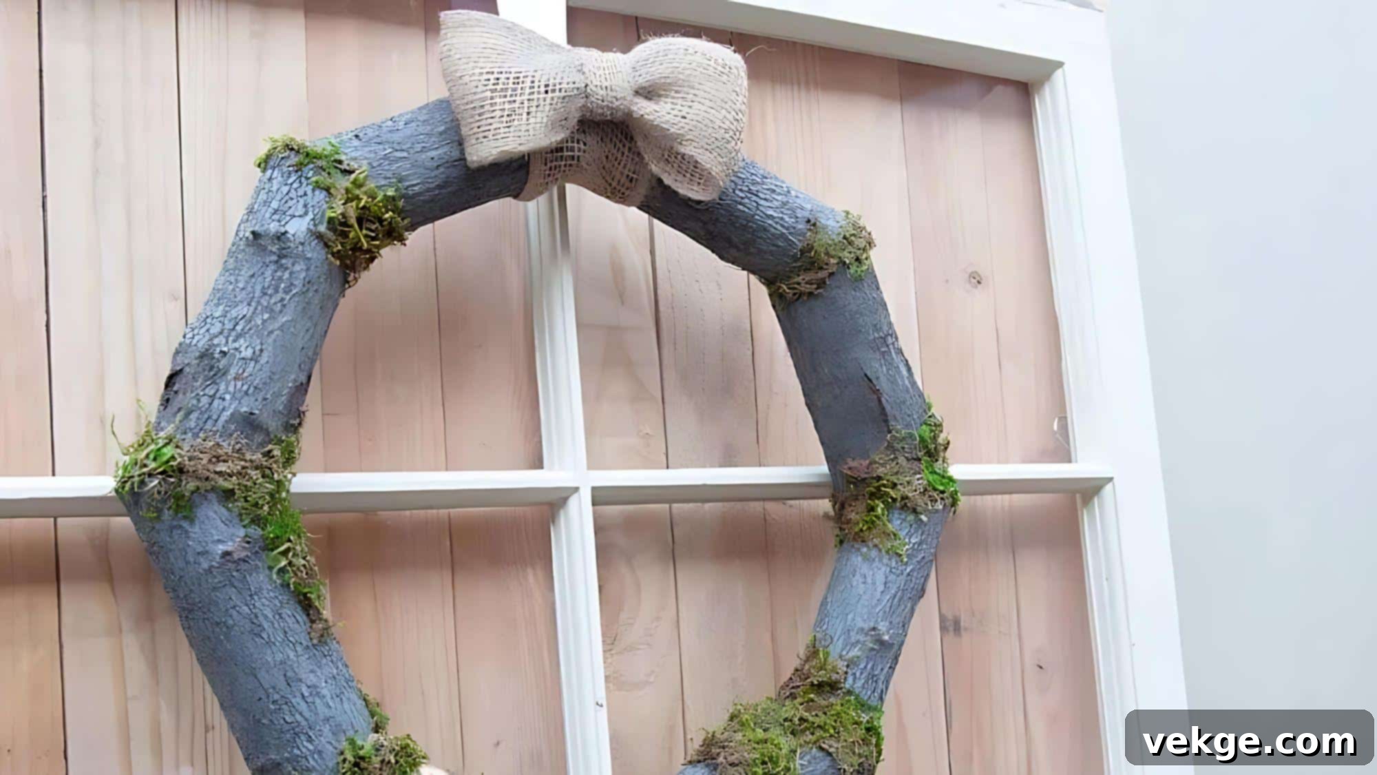 Woodsy_Fall_Log_Wreath_Bringing_the_Forest_to_Your_Door