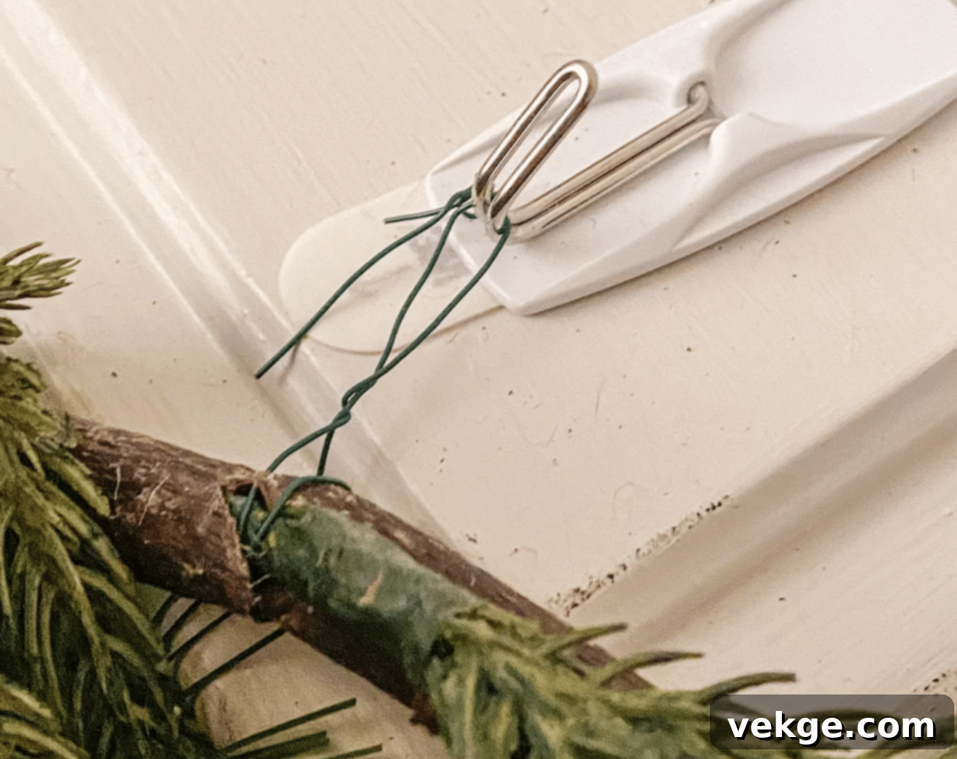Step_6_Attach_the_Garland_to_the_Mantel