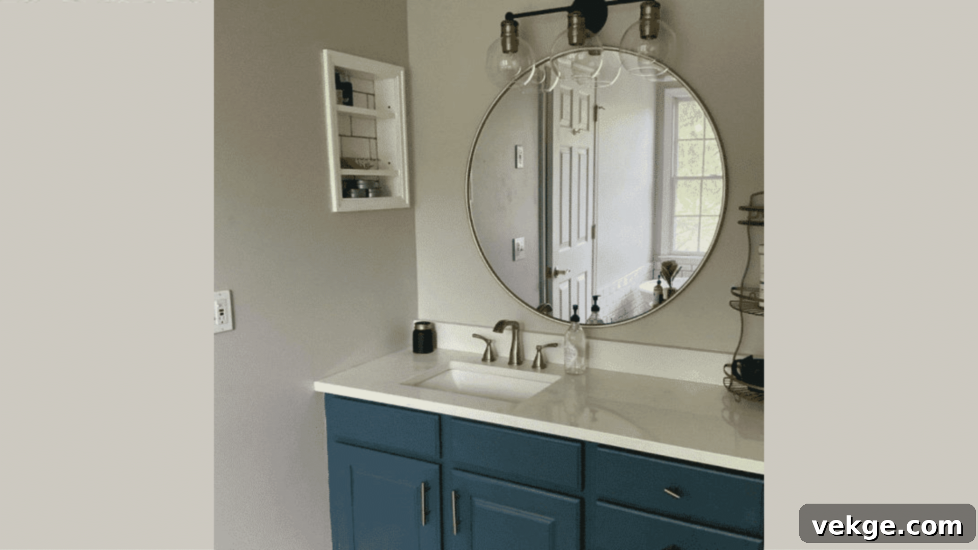 Sherwin-Williams Repose Gray SW 7015 in a mudroom