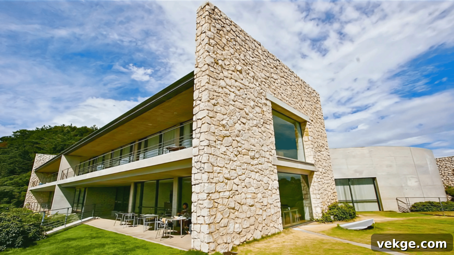 Benesse_House_on_Naoshima_Island