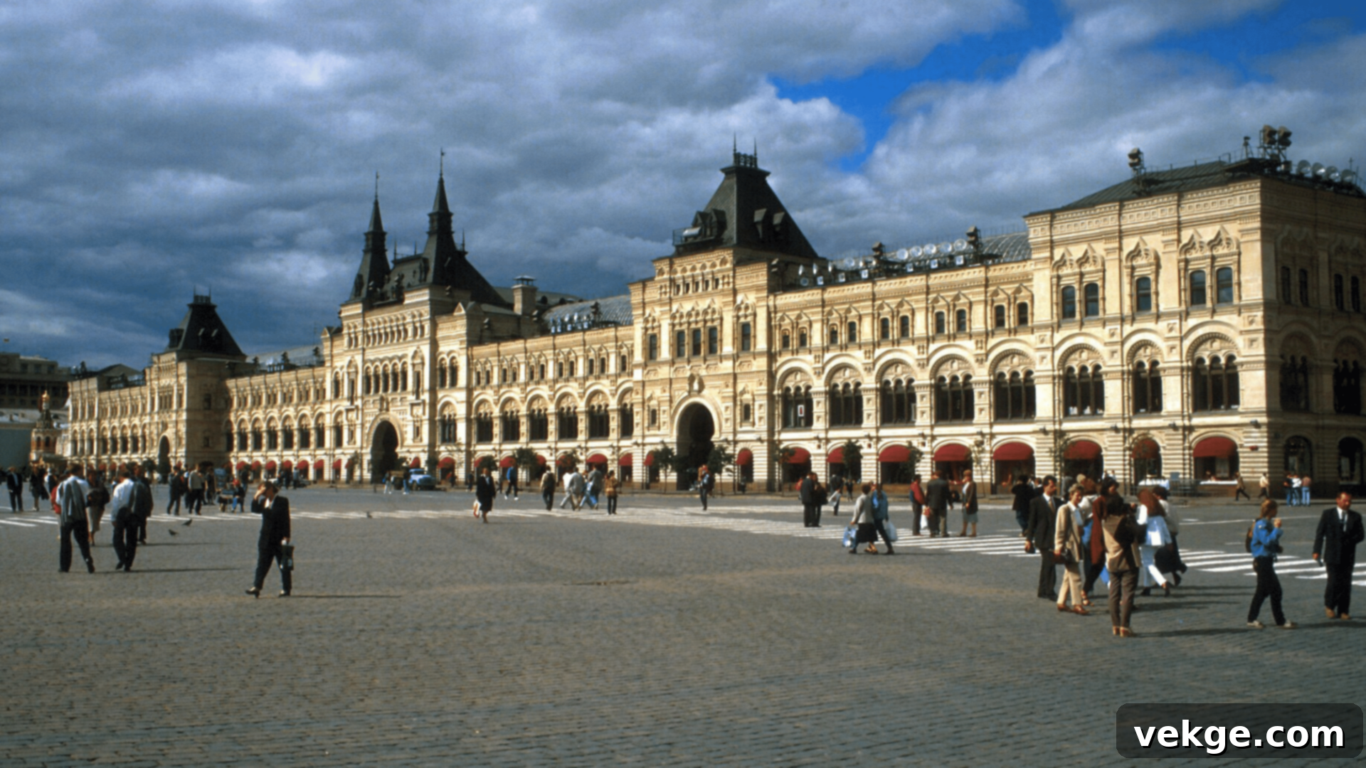 GUM_Department_Store_-_Shopping_in_Historic_Surroundings