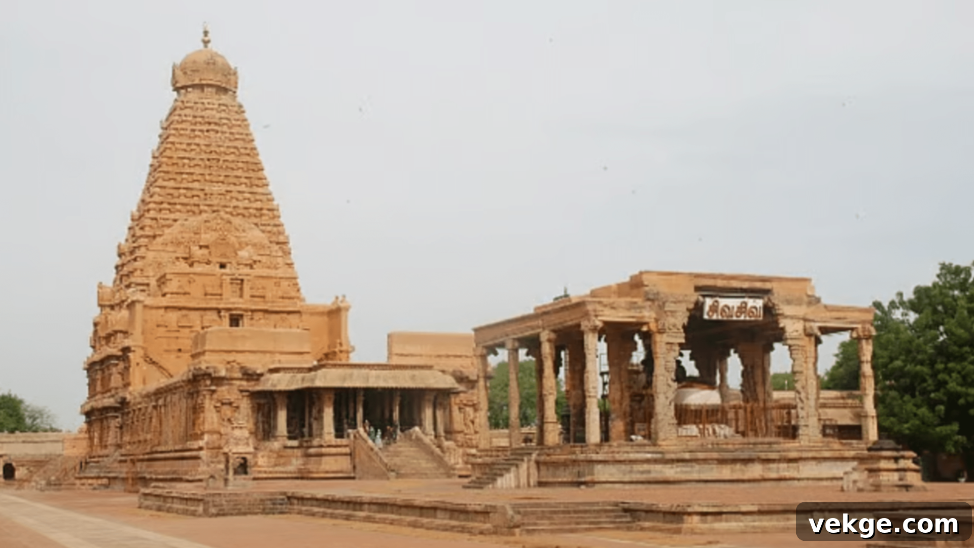 Brihadeeswarar Temple Tamil Nadu, Grand Chola Architecture