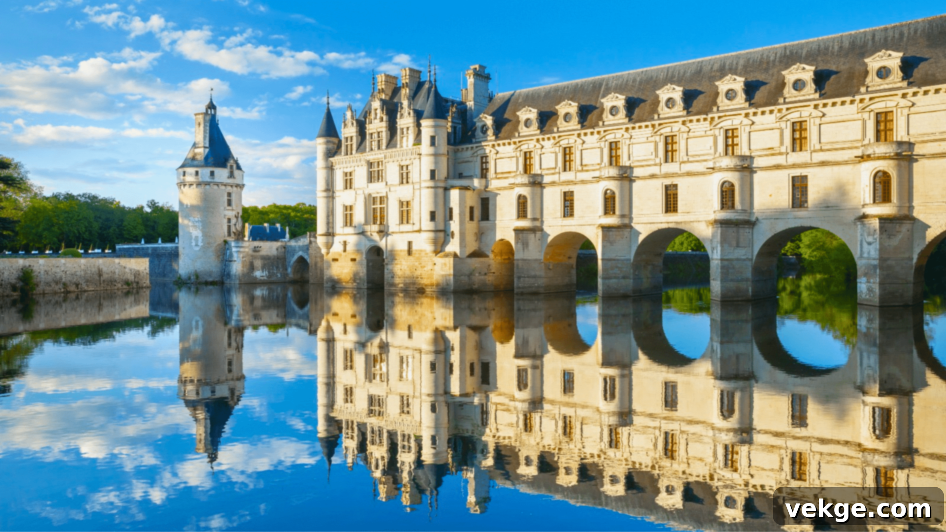 Château de Chenonceau, a beautiful castle known as the 'Ladies' Castle' spanning a river.