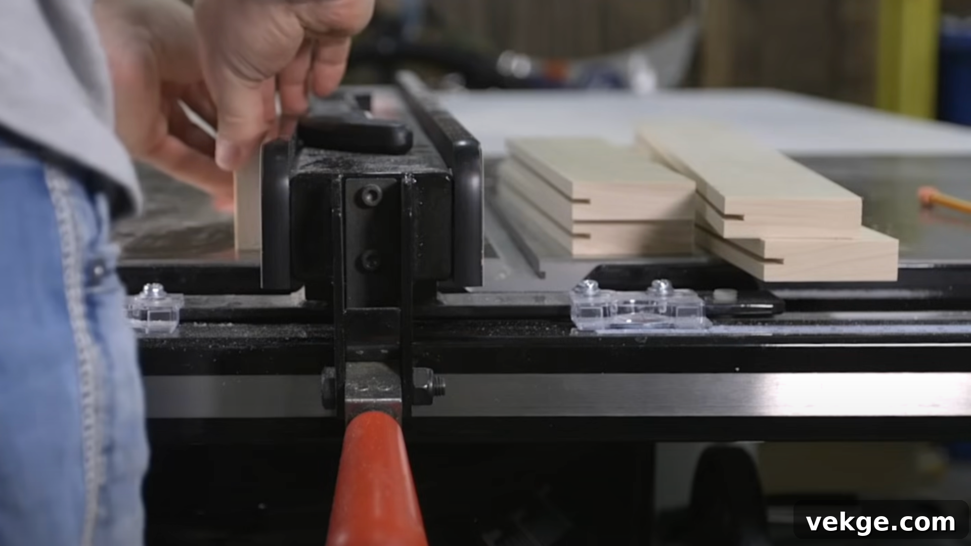 Step_2_Cut_the_Groove_for_the_Plywood_Panel