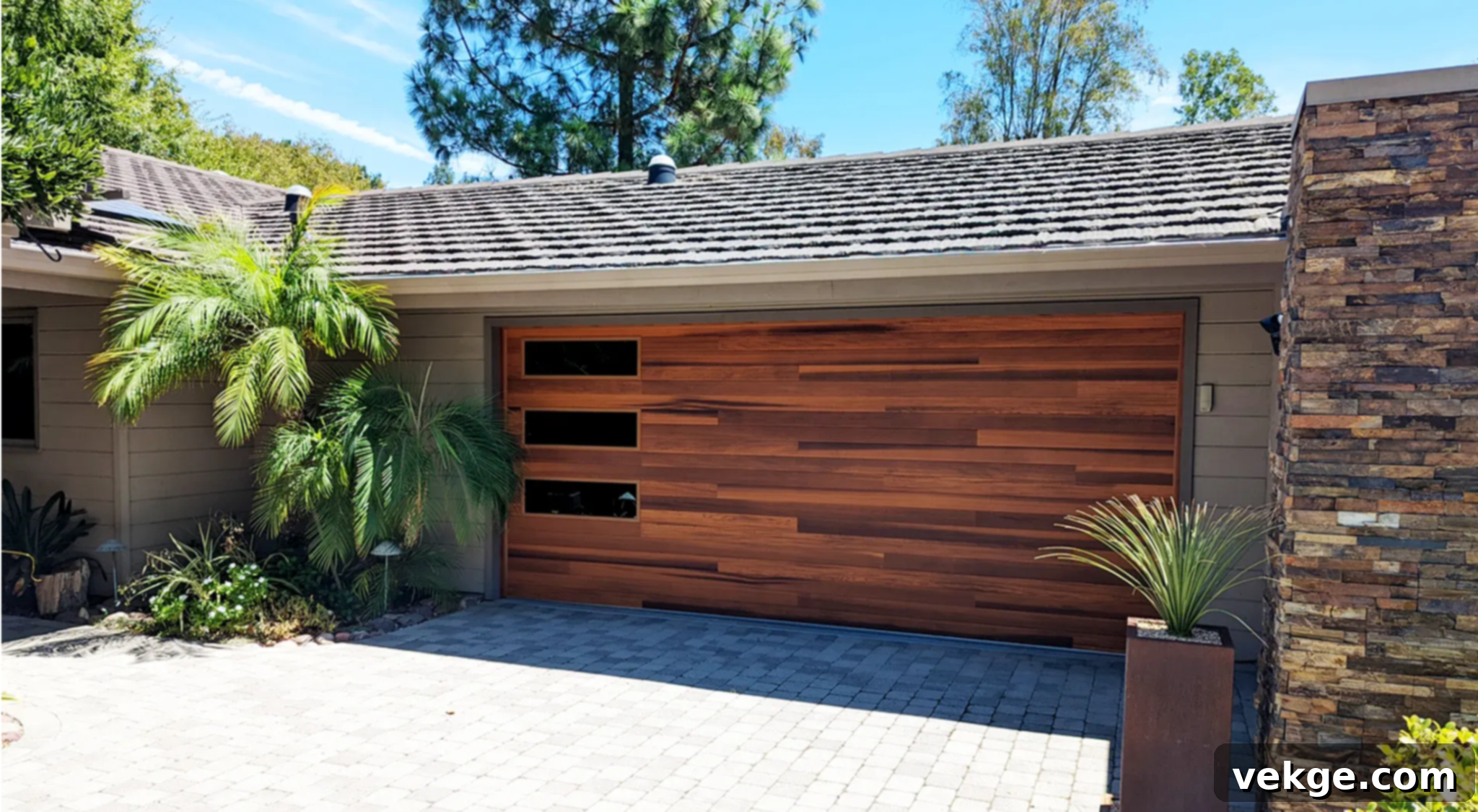 Stylish modern garage door by Broten