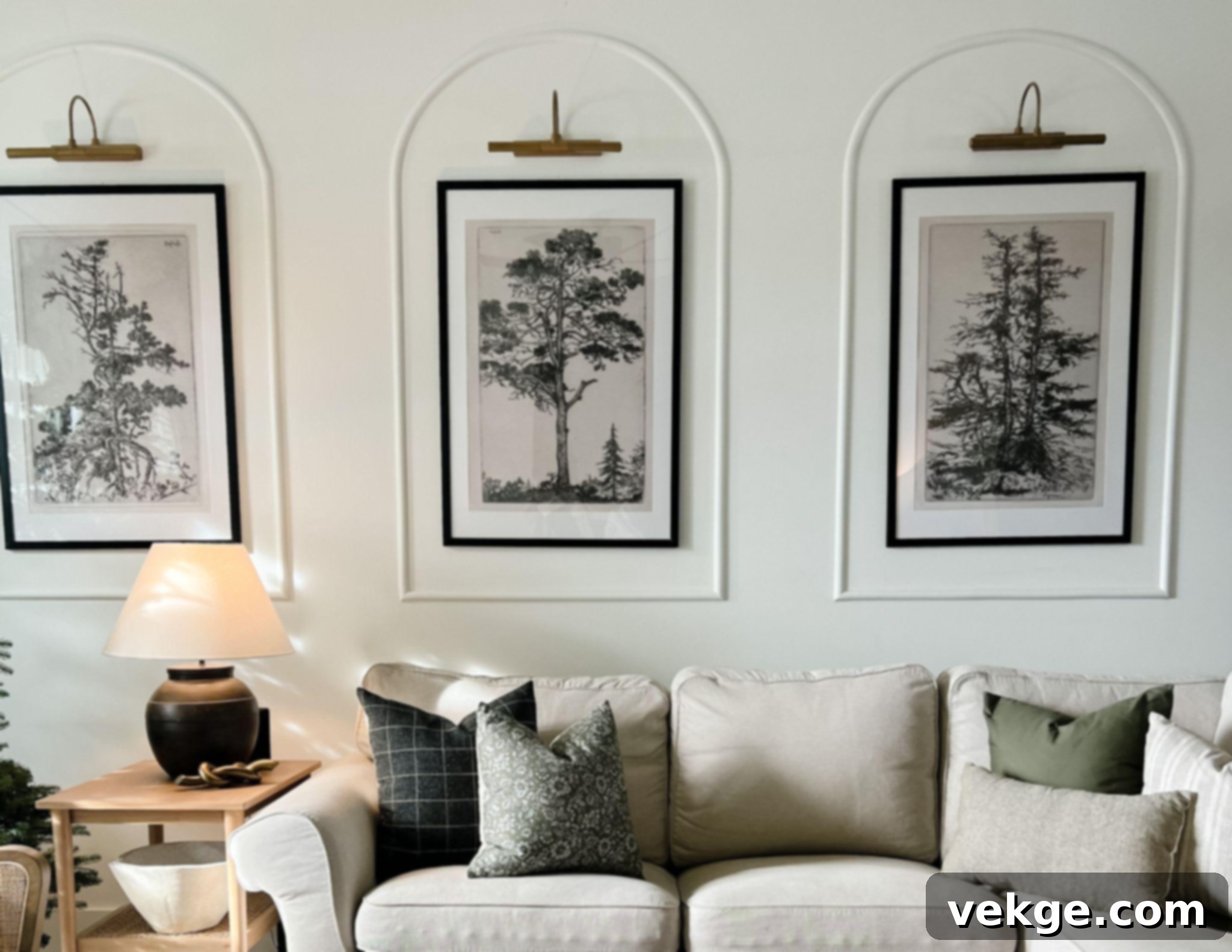 Picture rail with clips for easily swapping seasonal art