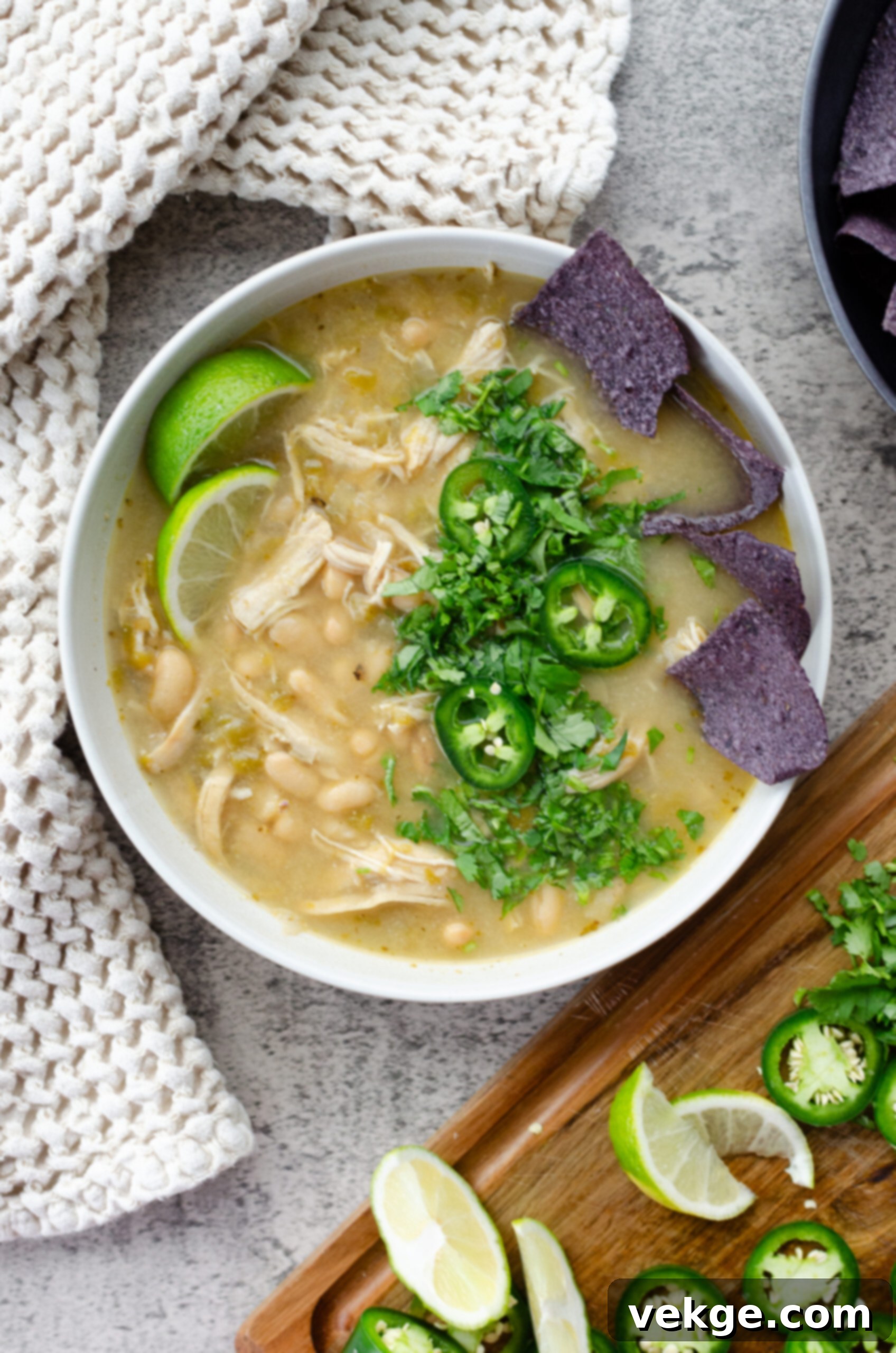 Creamy Instant Pot White Chicken Chili 1 featured 1092