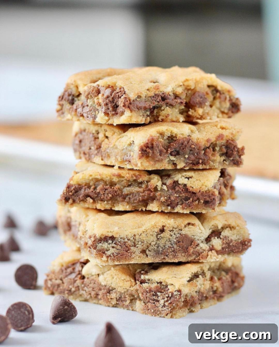 Ultimate Chocolate Chip Cookie Bars 1 featured 246