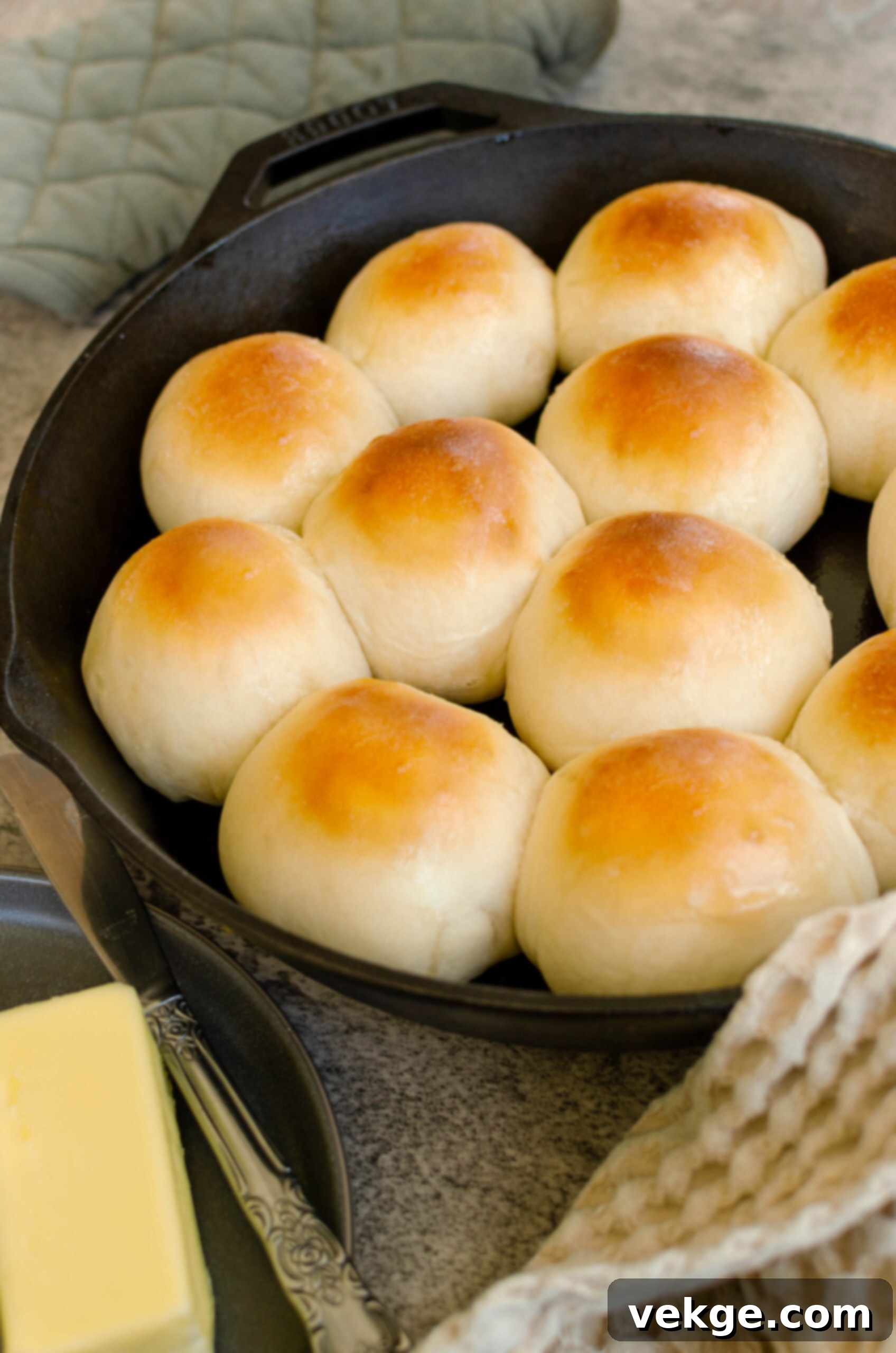 Fast Classic White Dinner Rolls